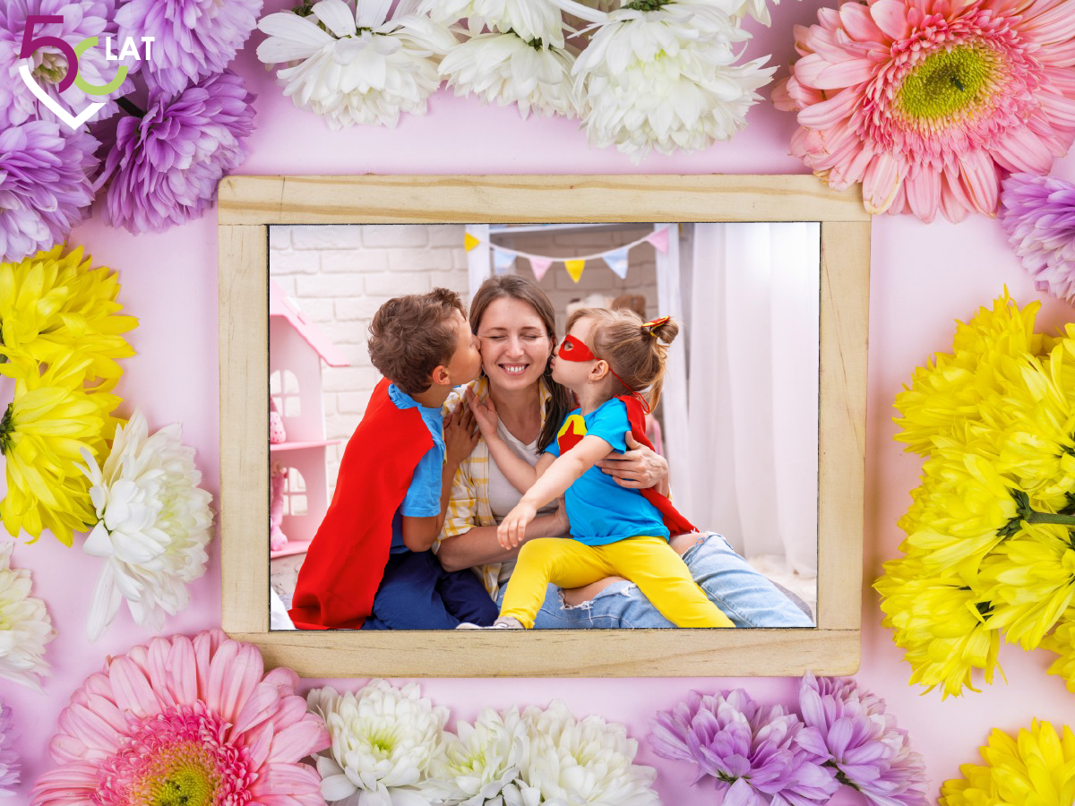 Zdjęcie w ramce przedstawiające mamę z dziećmi